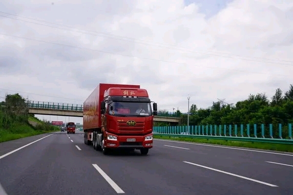 通知：昆玉高速部分路段白天货车限行！