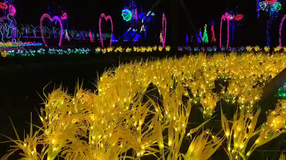 led造型灯变成了垃圾桶 被塞满纸屑和饮料杯