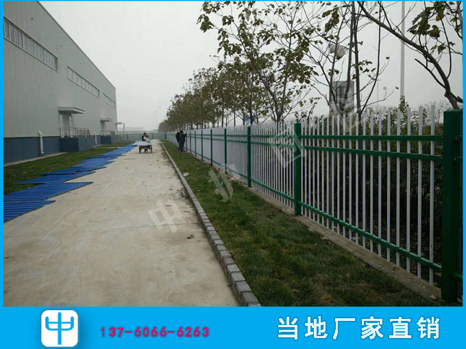 汕尾電子廠圍墻欄桿供應(yīng) 防爬雙彎頭藍(lán)白色鋅鋼護(hù)欄原始圖片2