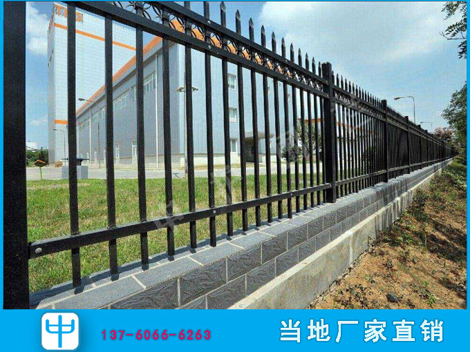 汕尾電子廠圍墻欄桿供應(yīng) 防爬雙彎頭藍(lán)白色鋅鋼護(hù)欄原始圖片3