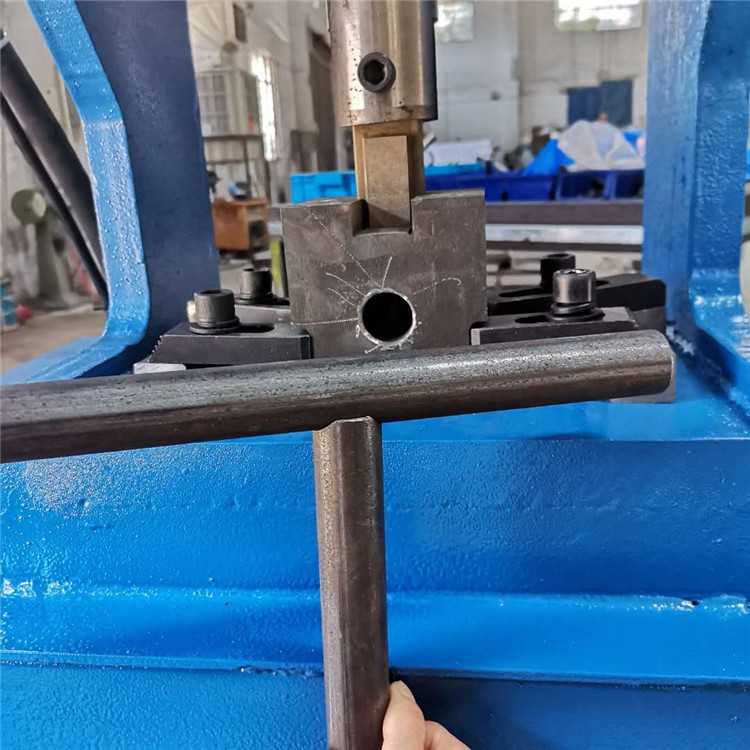 鋅鋼護欄沖孔機角鐵方管沖角機不銹鋼液壓打眼機鋁材白鋼沖眼原始圖片3